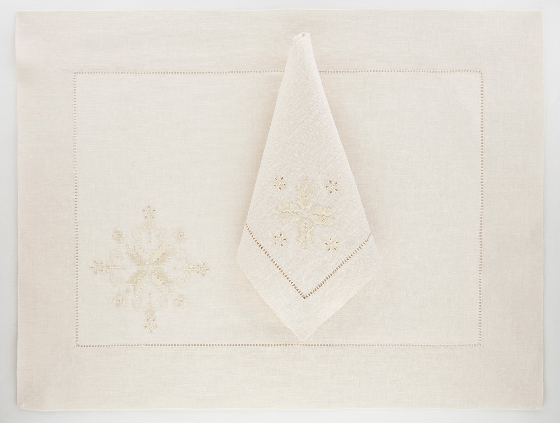 Set de manteles individuales y servilletas bordados a mano Darlington Hand-Embroidered Placemats and 2 Napkins