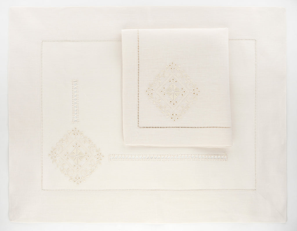 Set de manteles individuales y servilletas bordados a mano Meredith Hand-Embroidered Placemats and 2 Napkins