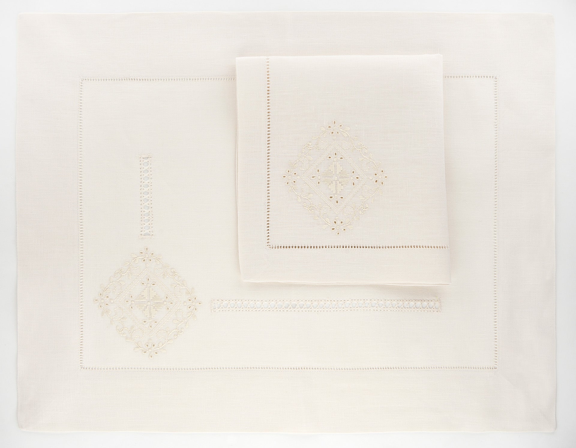 Set de manteles individuales y servilletas bordados a mano Meredith Hand-Embroidered Placemats and 2 Napkins