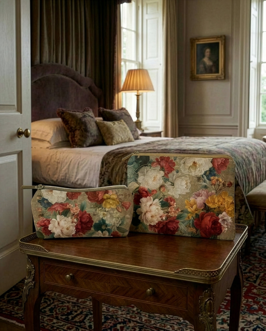 De Ronsard velvet trousse with rose print