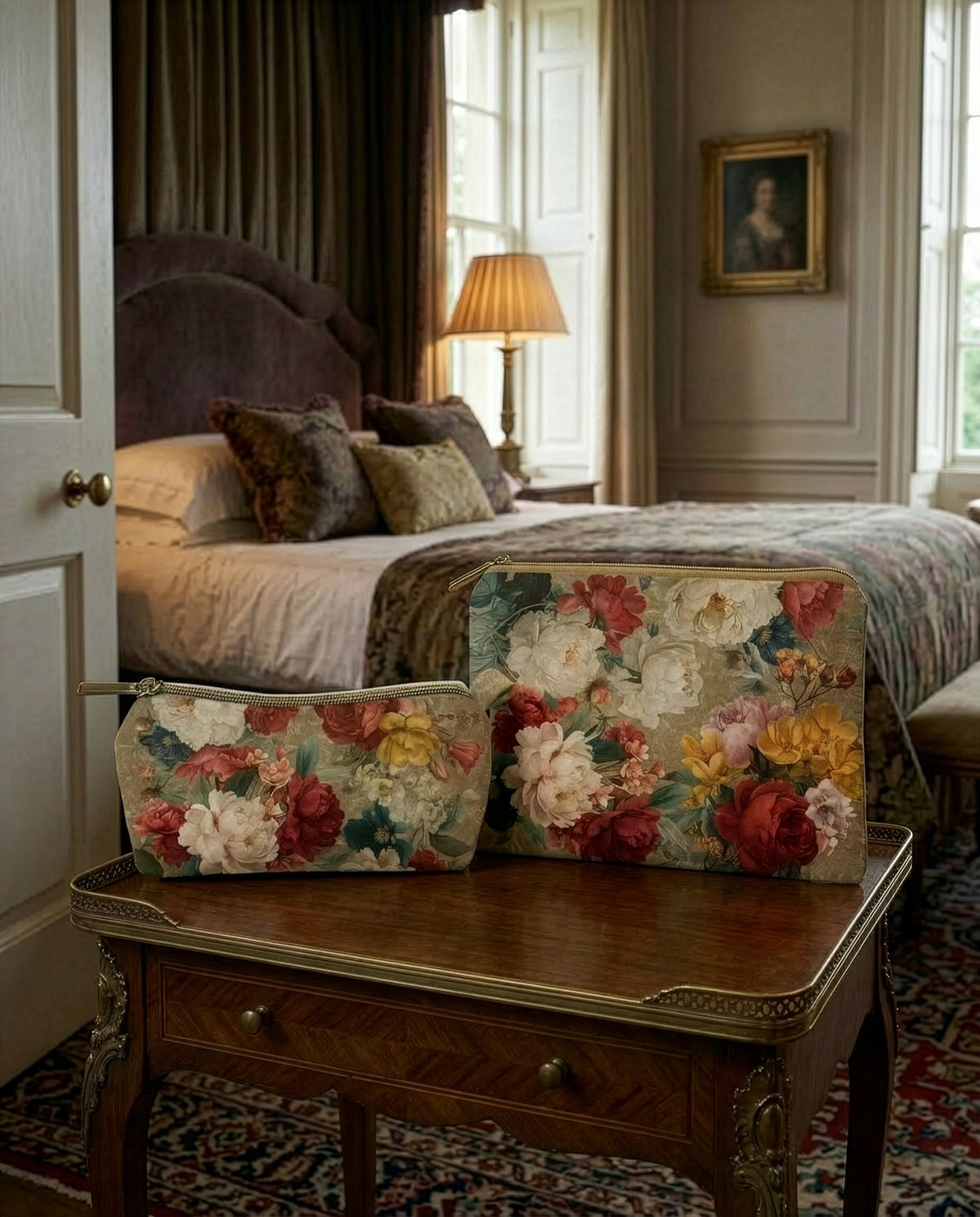 De Ronsard velvet trousse with rose print