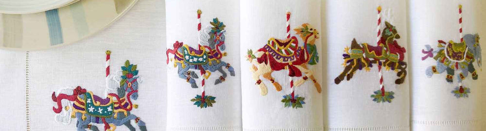 Carousel Set aus 4 handbestickt Tischsets und 4 Servietten