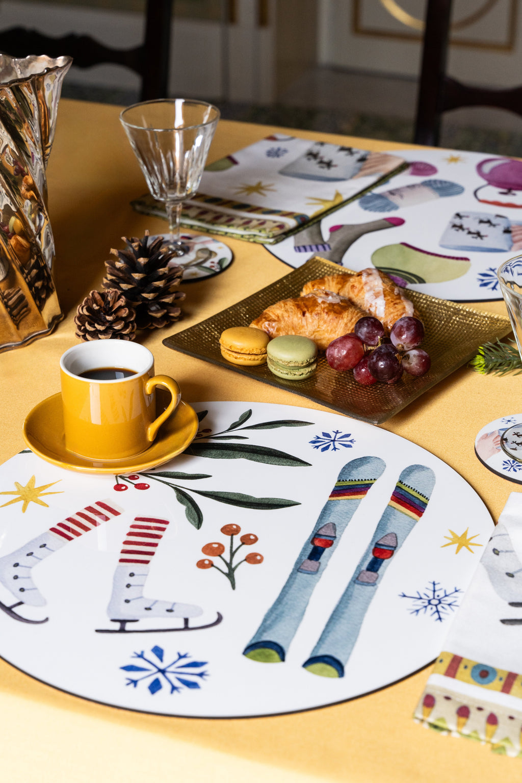 Set of 2 round hardboard placemats Winter Party - The Napking