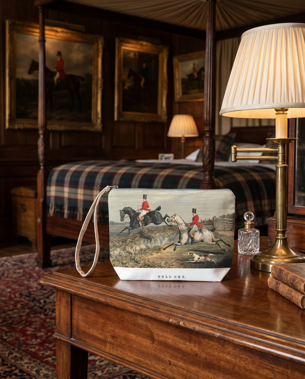 England velvet pochette with classic country-house print