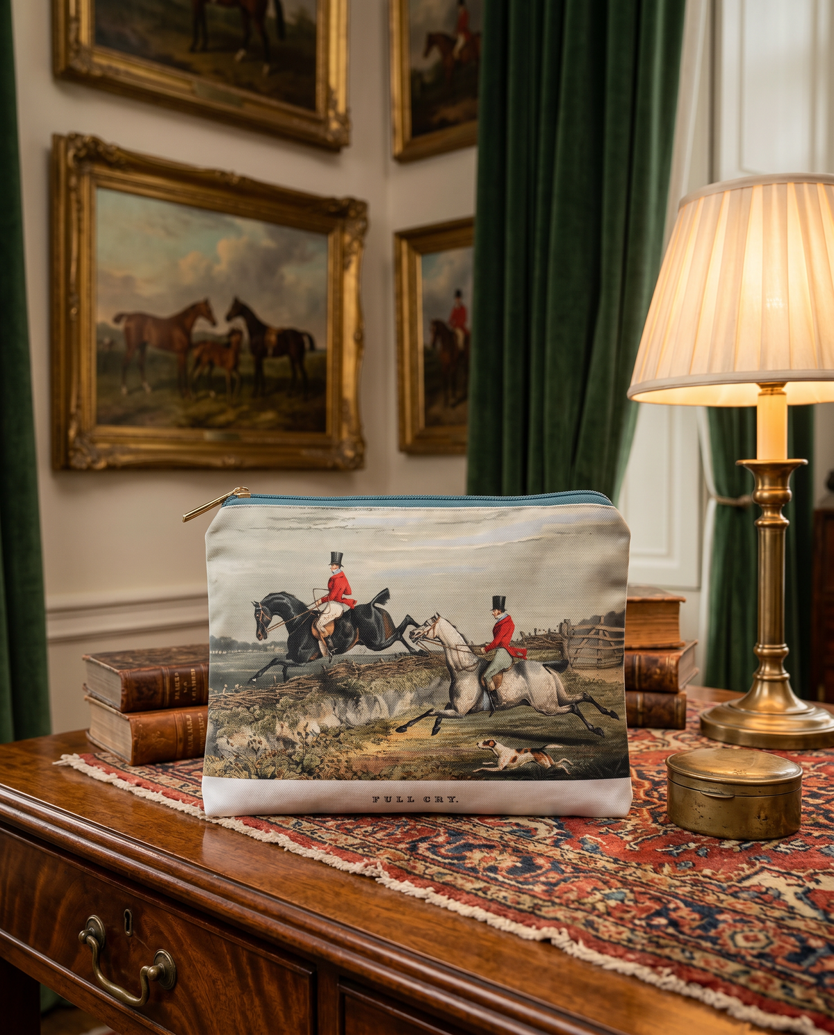England velvet trousse with classic countryside print