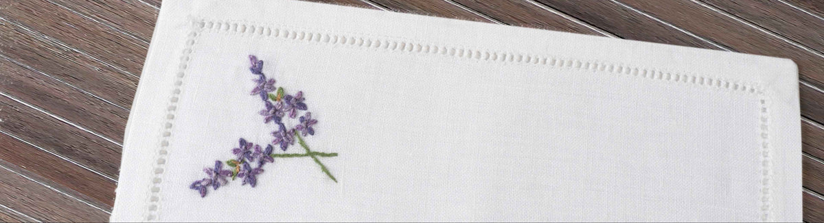 Lavanda Set aus 6 handbestickt Cocktail Servietten und 6 Untersetzer