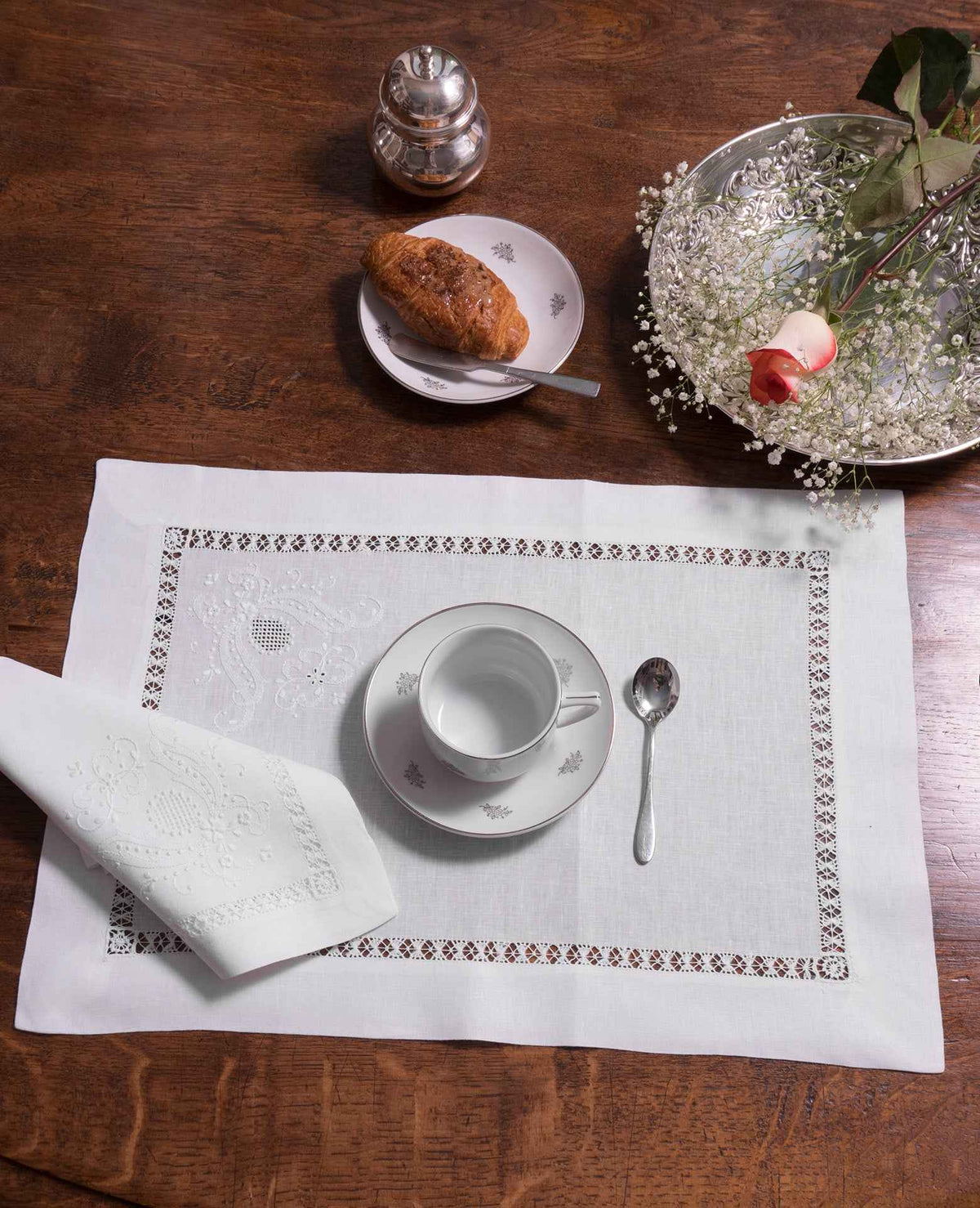 Margaret Set of 2 Hand-Embroidered Manteles individuales and 2 Servilletas